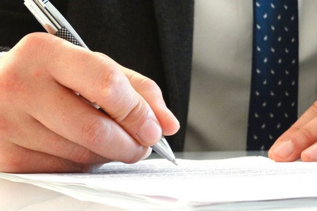 SIGNATURE DES ACTES NOTARIÉS : LA COMPARUTION À DISTANCE TOUJOURS LIMITÉE AUX PROCURATIONS. UN CONTRAT DE MARIAGE PAR PROCURATION ?