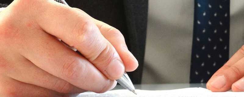 SIGNATURE DES ACTES NOTARIÉS : LA COMPARUTION À DISTANCE TOUJOURS LIMITÉE AUX PROCURATIONS. UN CONTRAT DE MARIAGE PAR PROCURATION ?