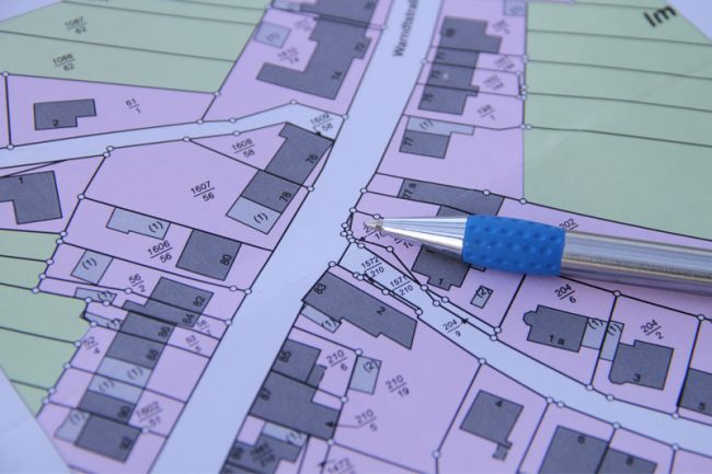 Inopposabilité du cahier des charges de lotissement à la commune une fois la rétrocession des espaces communs opérée à son profit !
