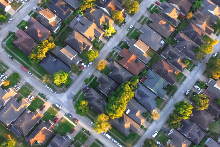 Le notaire, le droit des biens et le règlement des conflits de voisinage